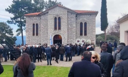 Στο Λιθοβούνι Αγρινίου στον τόπο κατοικίας του βρίσκεται πλέον ο Κώστας Αλεξανδρής, όλοι ήταν εκεί για το τελευταίο «αντίο» στον άτυχο 50χρονο Πρόεδρο της Κοινότητας.