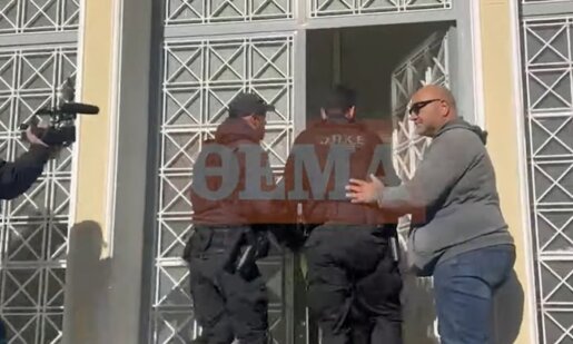 Στο Μεσολόγγι και κάτω από δρακόντεια μέτρα ασφάλειας έφτασε στα Δικαστήρια το μεσημέρι της Κυριακής, 18 Ιανουαρίου 2026 ο καθ' ομολογίαν δολοφόνο του Κώστα Αλεξανδρή.