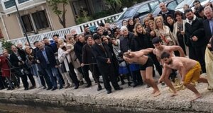 Θεοφάνια 2026 χωρίς... ευτράπελα δε γίνονται! Στον Μύτικα κάποιος... βιάστηκε να βουτήξει και ακυρώθηκε η εκκίνηση για τον Τίμιο Σταυρό!