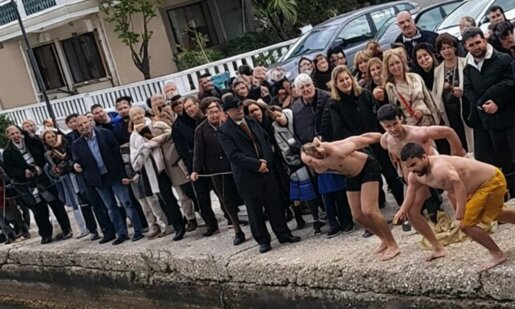 Θεοφάνια 2026 χωρίς... ευτράπελα δε γίνονται! Στον Μύτικα κάποιος... βιάστηκε να βουτήξει και ακυρώθηκε η εκκίνηση για τον Τίμιο Σταυρό!