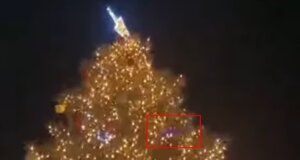 Μέσα στις ημέρες των εορτών ένας Αγρινιώτης νεαρός έγινε viral στα Social Media μιας και σκαρφάλωσε στο... Χριστουγεννιάτικο Δέντρο, ευτυχώς αποφεύχθηκαν τα χειρότερα.