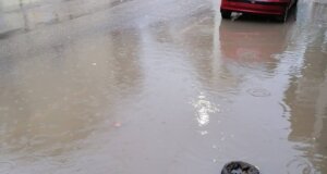 Στο Αγρίνιο έβρεχε σχεδόν ασταμάτητα από τα ξημερώματα με αποτέλεσμα η έντονη βροχόπτωση να δημιουργήσει πολλά προβλήματα σε κεντρικούς δρόμους της πόλης.