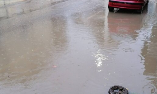 Στο Αγρίνιο έβρεχε σχεδόν ασταμάτητα από τα ξημερώματα με αποτέλεσμα η έντονη βροχόπτωση να δημιουργήσει πολλά προβλήματα σε κεντρικούς δρόμους της πόλης.