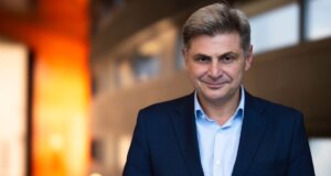 Ο Ευρωβουλευτής Νικόλαος Φαραντούρης μετά τη διαγραφή του δήλωσε πως «δυστυχώς ο ΣΥ.ΡΙΖ.Α. απομακρύνθηκε από τα μαζικά κινήματα»..