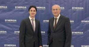 Ο Δήμαρχος Θέρμου, Σπύρος Κωνσταντάρας, έχει κάθε λόγο να είναι υπερήφανος για τη συμμετοχή του γιου του Βασίλη στην ομάδα συγγραφέων για την Ελλάδα του Μέλλοντος.