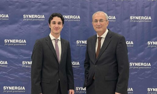 Ο Δήμαρχος Θέρμου, Σπύρος Κωνσταντάρας, έχει κάθε λόγο να είναι υπερήφανος για τη συμμετοχή του γιου του Βασίλη στην ομάδα συγγραφέων για την Ελλάδα του Μέλλοντος.