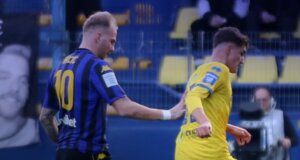 Τέλος 1ου Ημιχρόνου για τη 19η Αγωνιστική της Stoiximan SL1 με τις δύο ομάδες να κλείνουν το πρώτο μέρος χωρίς γκολ, ο Παναιτωλικός παίζει με 10 μετά την αποβολή του Χότζα.