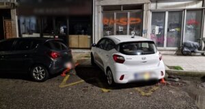 Στο Αγρίνιο αργά το απόγευμα ένας πολίτης προχώρησε σε ανάρτηση-καταγγελία για αυτοκίνητα που παρκάρουν σε προστατευτικό κολωνάκι και κίτρινη διαγράμμιση.