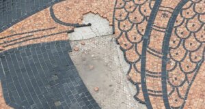 Στο Αγρίνιο φαίνεται πως η μεγάλη φθορά στο ψηφιδωτό του Ηρακλή με τον Αχελώο στην Πλατεία Δημοκρατίας παραμένει και όσοι το βλέπουν προβληματίζονται...