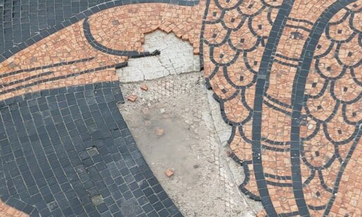 Στο Αγρίνιο φαίνεται πως η μεγάλη φθορά στο ψηφιδωτό του Ηρακλή με τον Αχελώο στην Πλατεία Δημοκρατίας παραμένει και όσοι το βλέπουν προβληματίζονται...