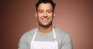 Το «MasterChef 2026» ξεκίνησε και ο Σαμ Μπεκίρη είναι 26 ετών, γεννημένος στην Κεφαλονιά και υποψήφιος νικητής στην επετειακή σεζόν του τηλεοπτικού διαγωνισμού μαγειρικής.