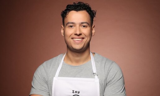 Το «MasterChef 2026» ξεκίνησε και ο Σαμ Μπεκίρη είναι 26 ετών, γεννημένος στην Κεφαλονιά και υποψήφιος νικητής στην επετειακή σεζόν του τηλεοπτικού διαγωνισμού μαγειρικής.