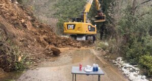 Στην Ορεινή Ναυπακτία το μεσημέρι της 11ης Ιανουαρίου 2026 ο Γιώργος Αλεξόπουλος, Πρόεδρος της Αναβρυτής κέρασε τους χειριστές των μηχανημάτων σε ένδειξη ευχαρίστησης για το άνοιγμα του δρόμου.