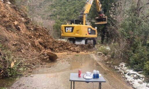 Στην Ορεινή Ναυπακτία το μεσημέρι της 11ης Ιανουαρίου 2026 ο Γιώργος Αλεξόπουλος, Πρόεδρος της Αναβρυτής κέρασε τους χειριστές των μηχανημάτων σε ένδειξη ευχαρίστησης για το άνοιγμα του δρόμου.