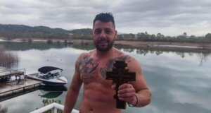 Στην περιοχή Στράτος Αγρινίου αρκετός κόσμος έκανε Θεοφάνια για το 2026 στη Γέφυρα του Αχελώου, ο Γιώργος Μήτσου ήταν εκείνος που έπιασε τον Τίμιο Σταυρό!