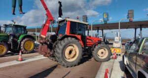 Στην Ιόνια Οδό οι Αγρότες περνούν το τελευταίο τους βράδυ αφού το πρωί της 21ης Ιανουαρίου φεύγουν οριστικά από το μπλόκο του Αγγελοκάστρου.