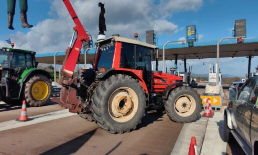 Στην Ιόνια Οδό οι Αγρότες περνούν το τελευταίο τους βράδυ αφού το πρωί της 21ης Ιανουαρίου φεύγουν οριστικά από το μπλόκο του Αγγελοκάστρου.