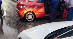 Τροχαίο ατύχημα στο Αγρίνιο και πιο συγκεκριμένα στη συμβολή των Οδών Ι. Σταΐκου και Καψάλη σημειώθηκε μετά τις 5 το απόγευμα, νεαρή οδηγός μεταφέρθηκε στο Νοσοκομείο.