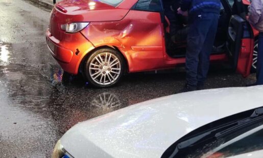 Τροχαίο ατύχημα στο Αγρίνιο και πιο συγκεκριμένα στη συμβολή των Οδών Ι. Σταΐκου και Καψάλη σημειώθηκε μετά τις 5 το απόγευμα, νεαρή οδηγός μεταφέρθηκε στο Νοσοκομείο.