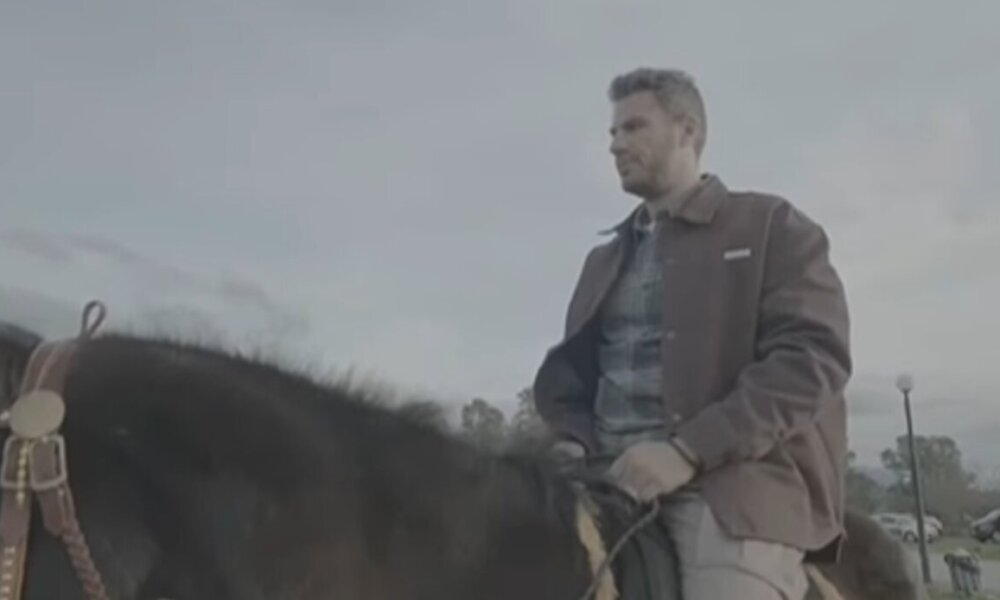 Ο Άκης Πετρετζίκης ήταν ο πρώτος Έλληνας MasterChef που «κατέρρευσε» από το άλογο σε γύρισμα που έκανε στην Πρέβεζα για το «Akis Food Tour».