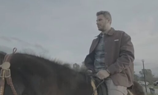 Ο Άκης Πετρετζίκης ήταν ο πρώτος Έλληνας MasterChef που «κατέρρευσε» από το άλογο σε γύρισμα που έκανε στην Πρέβεζα για το «Akis Food Tour».