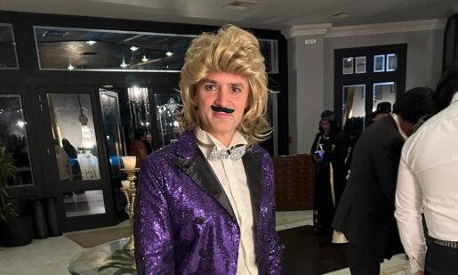 Ο Ανδρέας Σκαρτσάρης ο νυν Πρόεδρος του ΔΗ.ΠΕ.ΘΕ. Αγρινίου ήταν αυτός που μασκαρεύτηκε για τον Αποκριάτικο Χορό της Γυμναστικής Εταιρείας και... έκλεψε τις εντυπώσεις!