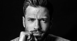 Ο Αιτωλικιώτης καλλιτέχνης Κωνσταντίνος Αργυρός παραμονή Σαρακοστής «κόλασε» το κοινό του στα Social Media μιας και βρέθηκε ημίγυμνος μέσα στη σάουνα!