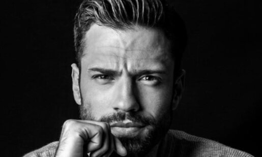 Ο Αιτωλικιώτης καλλιτέχνης Κωνσταντίνος Αργυρός παραμονή Σαρακοστής «κόλασε» το κοινό του στα Social Media μιας και βρέθηκε ημίγυμνος μέσα στη σάουνα!