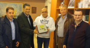 Ο Δήμος Αγρινίου δώρισε απινιδιωτή στη Δημόσια Οικονομική Υπηρεσία και ο Σύλλογος Εργαζόμενων εξέφρασε τις δημόσιες ευχαριστίες του.