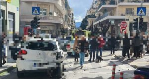 Κι άλλο τροχαίο σημειώθηκε στο Αγρίνιο, όταν νωρίς το μεσημέρι της 21ης Φεβρουαρίου υπήρξε σφοδρή σύγκρουση 2 οχημάτων στη συμβολή των Οδών Χαριλάου Τρικούπη και Μακρή.