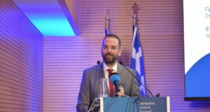 Ο Αγρινιώτης Περιφερειάρχης Δυτικής Ελλάδας, Νεκτάριος Φαρμάκης, μετά τον απολογισμό δράσης για το έτος 2025 δήλωσε πως βρίσκεται «η Δυτική Ελλάδα σε νέα αφετηρία».