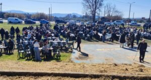 Καθαρά Δευτέρα 2026 στη Γέφυρα Στράτου στο Αγρίνιο εκεί όπου από νωρίς το πρωί μικροί και μεγάλοι συγκεντρώθηκαν και τίμησαν τα Κούλουμα με παραδοσιακό τρόπο.