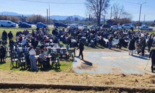 Καθαρά Δευτέρα 2026 στη Γέφυρα Στράτου στο Αγρίνιο εκεί όπου από νωρίς το πρωί μικροί και μεγάλοι συγκεντρώθηκαν και τίμησαν τα Κούλουμα με παραδοσιακό τρόπο.