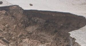 Στην Άνω Μακρυνού Αγρινίου ο Πρόεδρος της Τοπικής Κοινότητας, Βασίλειος Γαλατσίδας, αναφέρθηκε στις καθιζήσεις που δημιουργούν προβλήματα και πιθανούς κινδύνους.