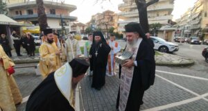 Ο Ιερός Ναός Αγίας Τριάδος Αγρινίου υποδέχθηκε παρουσία του Μητροπολίτη Δαμασκηνού το απόγευμα της Δευτέρας, 2 Φεβρουαρίου 2026 τα λείψανα των Αγίων Ραφαήλ, Νικολάου και Ειρήνης.