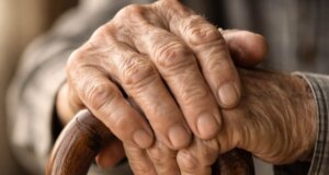 Στη Μπαμπίνη Ξηρομέρου ένας 91χρονος άνδρας κατά τις πρωινές ώρες της 16ης Φεβρουαρίου 2026 κατήγγειλε γυναίκα Ρομά για κλοπή 5.000 ευρώ.