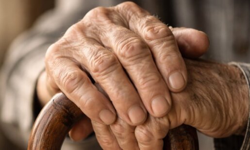 Στη Μπαμπίνη Ξηρομέρου ένας 91χρονος άνδρας κατά τις πρωινές ώρες της 16ης Φεβρουαρίου 2026 κατήγγειλε γυναίκα Ρομά για κλοπή 5.000 ευρώ.