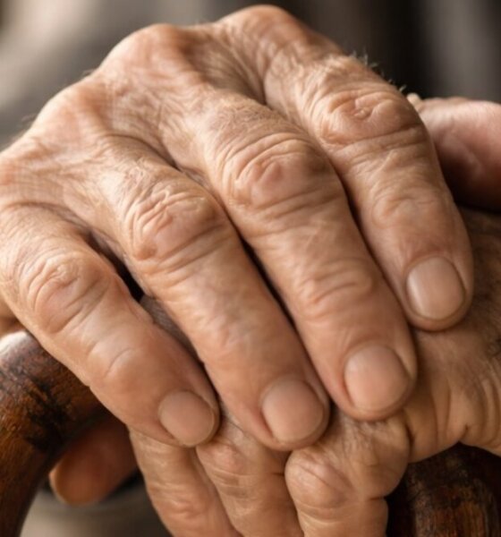 Στη Μπαμπίνη Ξηρομέρου ένας 91χρονος άνδρας κατά τις πρωινές ώρες της 16ης Φεβρουαρίου 2026 κατήγγειλε γυναίκα Ρομά για κλοπή 5.000 ευρώ.