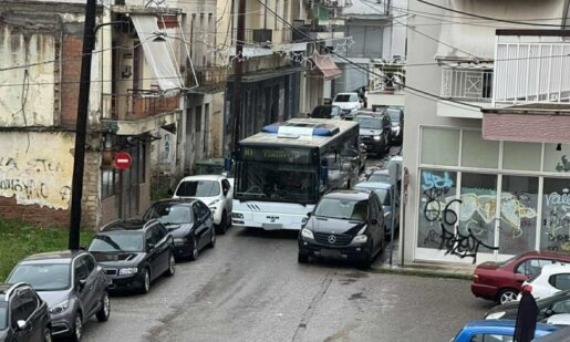Στο Αγρίνιο το πρωί της 5ης Φεβρουαρίου ένα Αστικό Λεωφορείο δεν μπορούσε να... περάσει από την Οδό Καλυβίων λόγω κυκλοφοριακού χάος που δημιουργήθηκε.