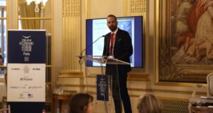 Ο Νεκτάριος Φαρμάκης μίλησε από το Παρίσι στο Delphi Economic Forum με αφορμή τα 200 χρόνια από την Έξοδο λέγοντας πως «φέτος, κάθε ελεύθερος άνθρωπος είναι Μεσολογγίτης».