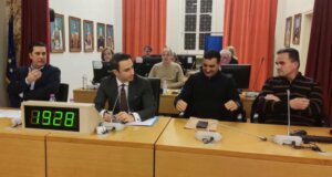 Στο Δημοτικό Συμβούλιο Αγρινίου την 3η Φεβρουαρίου Πετράκης και Αποστόλου τοποθετήθηκαν λεπτομερώς για τη φωτιά στη Στοά Παπαγιάννη και την Οδό Κύπρου.