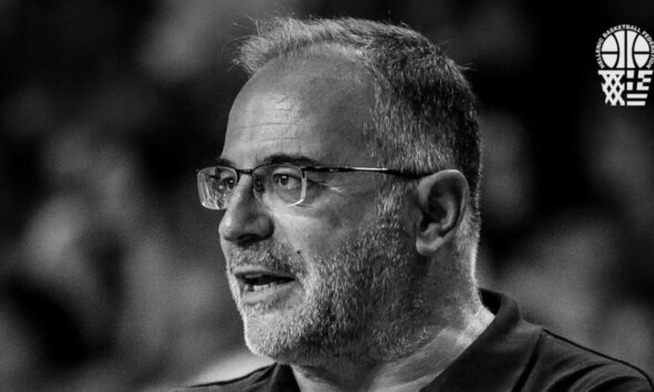 Ο Θανάσης Σκουρτόπουλος άφησε την τελευταία του πνοή σε ηλικία 60 ετών από ανακοπή καρδιάς, όπως είναι φυσικό κι επόμενο το Ελληνικό Μπάσκετ πενθεί.