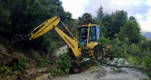 Στα Αμπέλια Αγρινίου σημειώθηκε την 7η Φεβρουαρίου κατολίσθηση στον δρόμο και μηχανήματα του Δήμου προχώρησαν σε προσωρινή διάνοιξη.