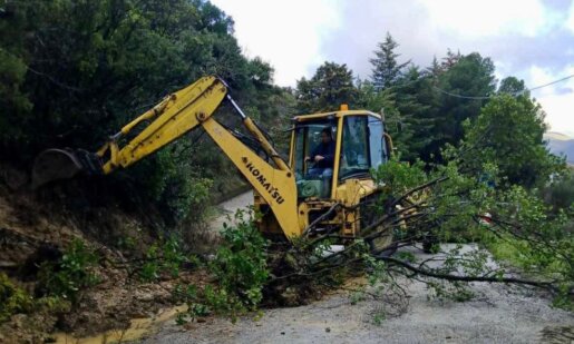 Στα Αμπέλια Αγρινίου σημειώθηκε την 7η Φεβρουαρίου κατολίσθηση στον δρόμο και μηχανήματα του Δήμου προχώρησαν σε προσωρινή διάνοιξη.