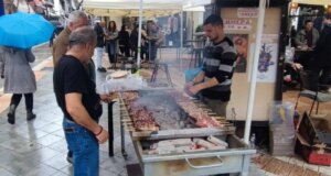 Τσικνοπέμπτη 2026 στο Αγρίνιο και παρά τις κακές καιρικές συνθήκες τηρήθηκε έστω και μετ' εμποδίων το έθιμο στις Αποθήκες Παπαστράτου και στα καταστήματα!