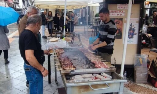 Τσικνοπέμπτη 2026 στο Αγρίνιο και παρά τις κακές καιρικές συνθήκες τηρήθηκε έστω και μετ' εμποδίων το έθιμο στις Αποθήκες Παπαστράτου και στα καταστήματα!