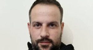 Η Θύρα 6 πενθεί, ο Παναιτωλικός πενθεί, τα Τριανταίικα Αγρινίου πενθούν - «Ο Βάιος Μουτόπουλος θα τραγουδά περήφανα με τα αδέρφια μας εκεί ψηλά!».