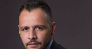 Ο Νίκος Βαμβακάς είναι άλλος ένας Αντιδήμαρχος του Αγρινίου που πενθεί κι αυτό γιατί έφυγε από τη ζωή ένα πολύ αγαπημένο πρόσωπο, ο πατέρας του.