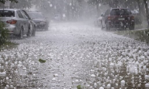 Στη Σπολάιτα Αγρινίου η πρωινή έντονη χαλαζόπτωση προκάλεσε αναστάτωση στους κατοίκους και τους περαστικούς - Αναμένεται εξασθένιση των καιρικών φαινομένων.