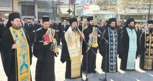 25η Μαρτίου 2026 και στο Αγρίνιο τελέστηκε λίγο μετά τις 11:30 επιμνημόσυνη δέηση και κατάθεση στεφάνων στο μνημείο στην Πλατεία «Μαρίας Δημάδη» παρουσία πλήθους κόσμου.